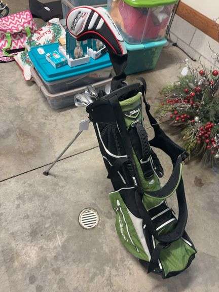 Golf clubs in Titleist gold bag image