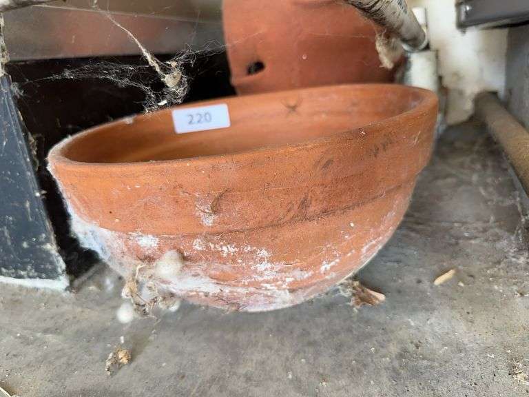 2 Clay flower pots image