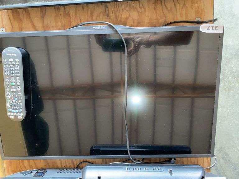 Insignia 32" flat screen Tv - no remote image