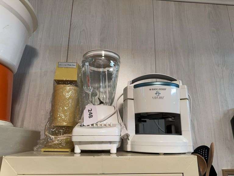 Black and Decker jar opener, blender, Deluxe drink mixer image