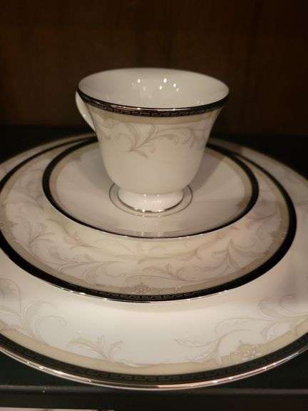 Waterford "Brocade" China Set (42 pieces) image