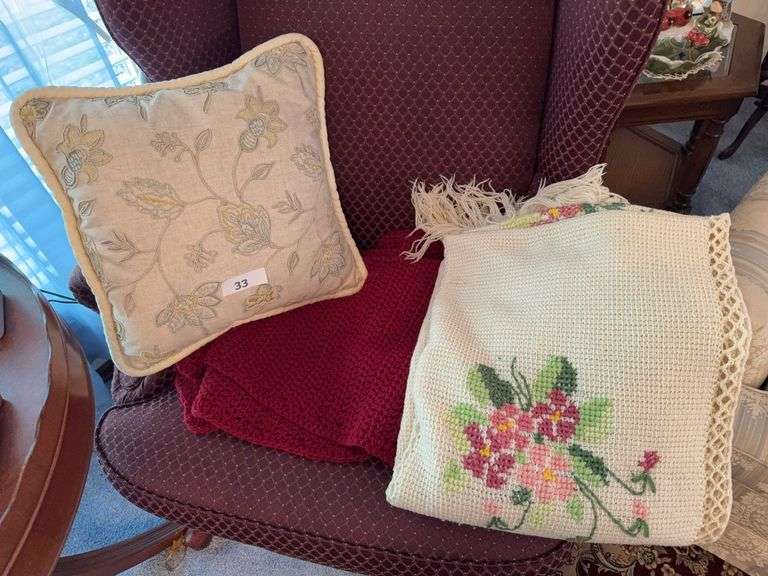 Pillow, 2 blankets image