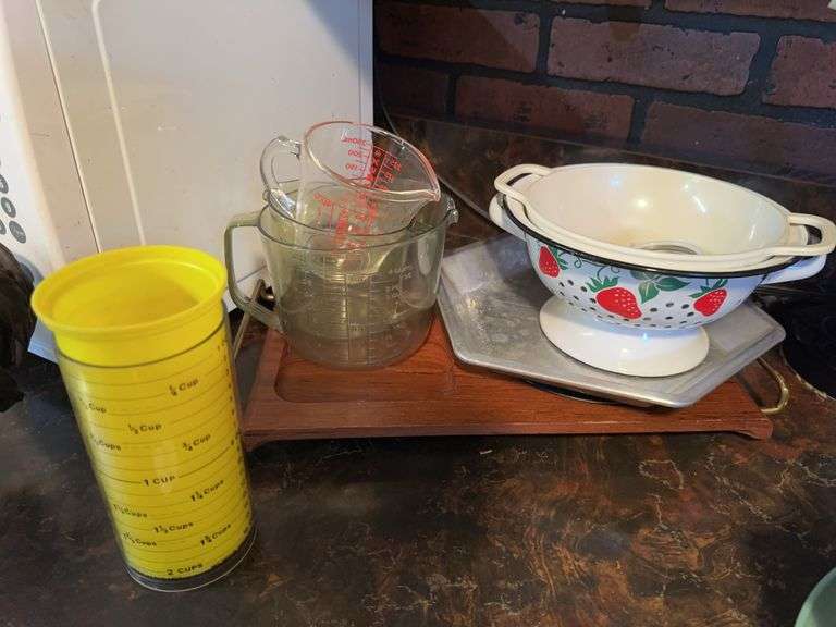 Measuring cups, strawberry strainer, wooden tray image