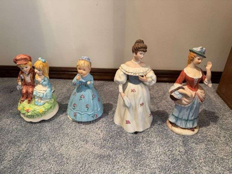 4 figurines (2 musical), 1 is damaged image