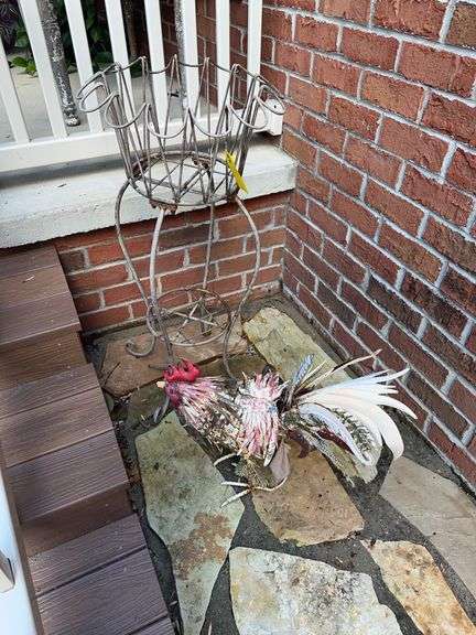 Wire plant stand, metal rooster image