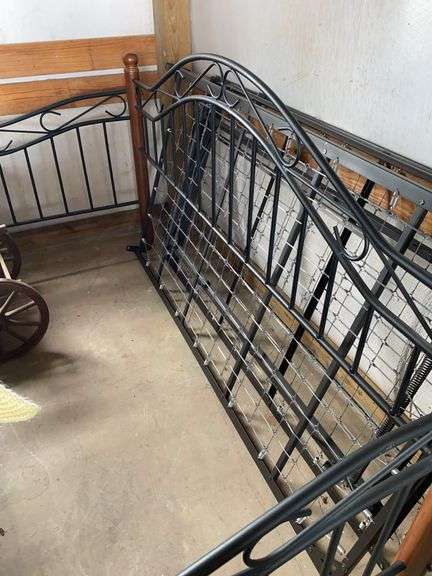 Metal Daybed with Trundle bed image