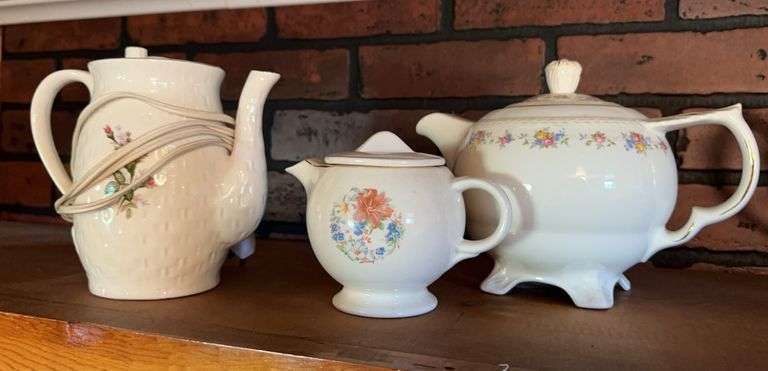 Teapot, small pitcher, electric tea pot image