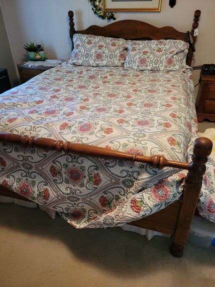 Queen Bed/Linens image