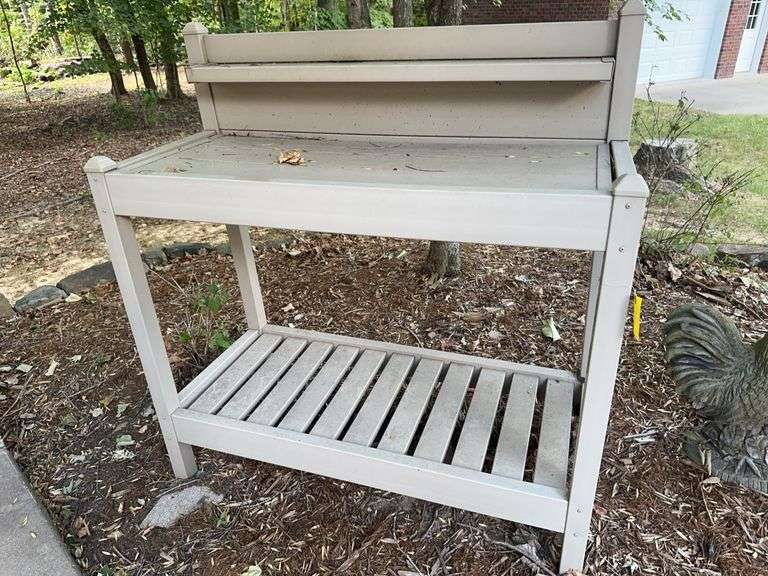Potting bench image