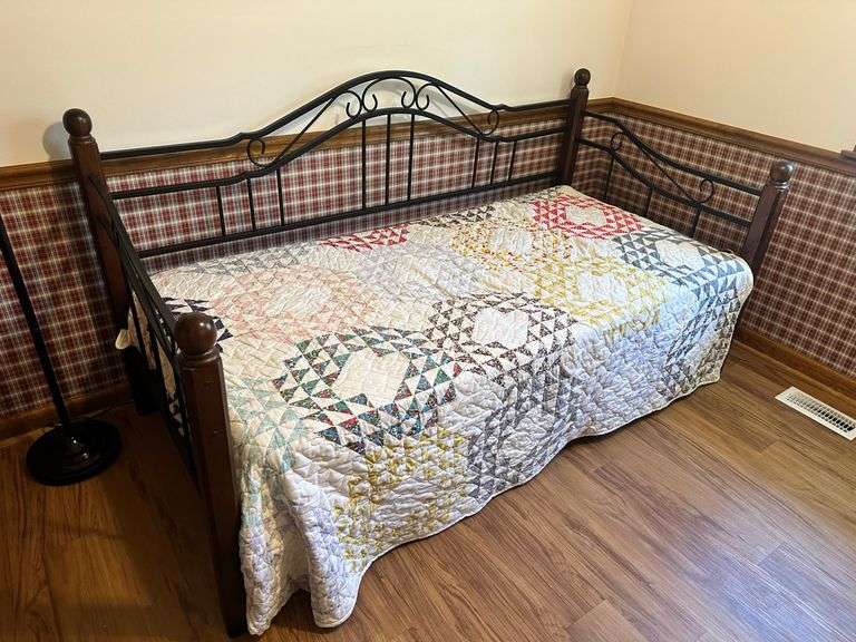 Metal Daybed - No mattress or bedding image