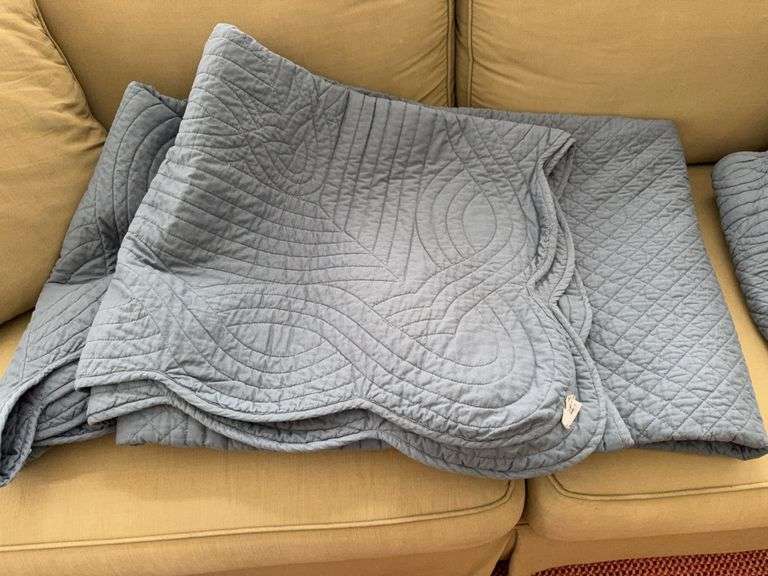 King size quilt & 2 pillow shams image