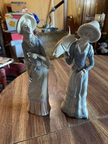Pair of figurines, double handle vase, image