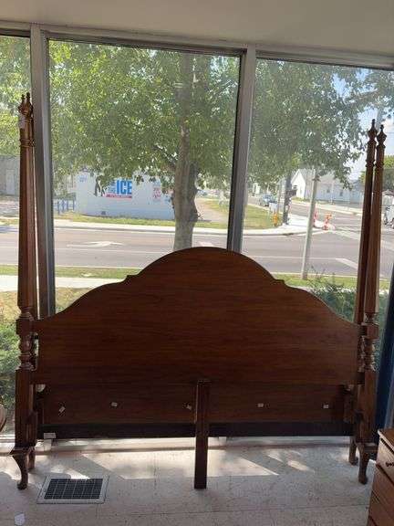 Thomasville King or Queen size poster bed w/ octagon posters image