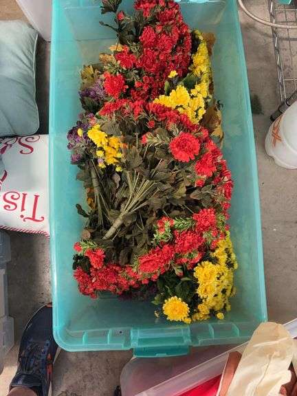 Christmas inflatable’s, artifical flowers image