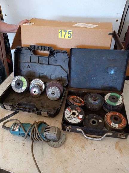 Makita 100mm Disc Grinder with Approx. 45 Discs image