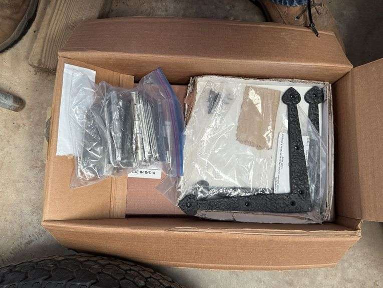 5 Boxes of 2 Corner Brackets (10) & 9 Hinges