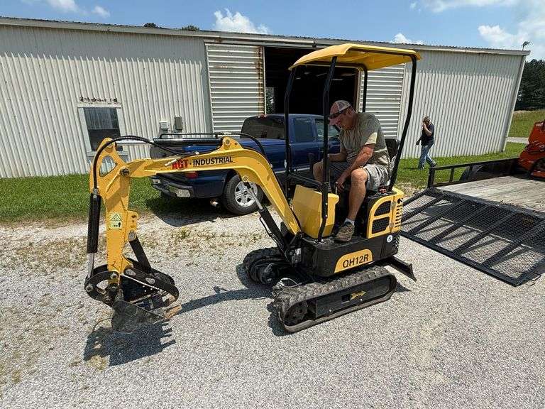 AGT QH12R Mini Ex 2024 - 23 hours, gas, 15 hp
