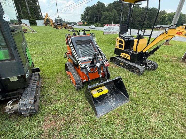 AGT Industrial YF2-380 Mini Skid Steer - gas, 15 hp