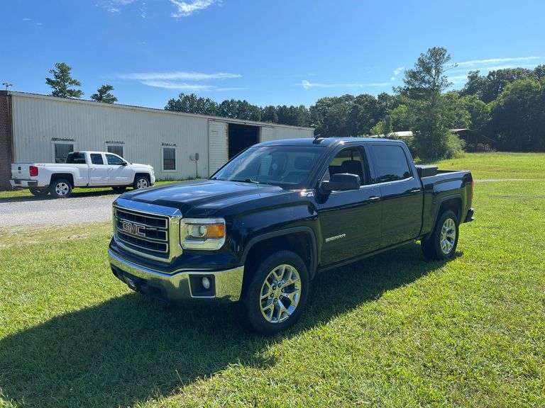 2015 GMC Sierra Pickup Truck Z71 4x4 - Power windows, locks, mirrors, seats - Truck tool box, Showing 294,423 miles, AC not working