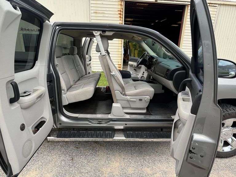 2007 Chevrolet Silverado Pickup Truck - Automatic, power windows, power locks, power mirrors, tilt, cruise, 2 WD, Showing 170,900 miles