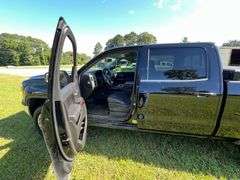 2015 GMC Sierra Pickup Truck Z71 4x4 - Power windows, locks, mirrors, seats - Truck tool box, Showing 294,423 miles, AC not working