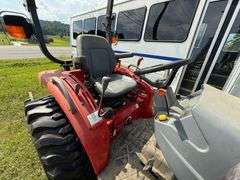 Massey Ferguson 1532 4x4  32 hp Utility Tractor - Front end loader L100, 5' bucket, Hydrostatic transmission, 122 hours, 3 Pt hitch, Diesel