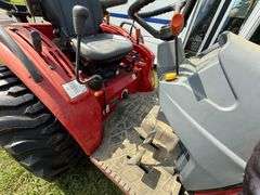 Massey Ferguson 1532 4x4  32 hp Utility Tractor - Front end loader L100, 5' bucket, Hydrostatic transmission, 122 hours, 3 Pt hitch, Diesel