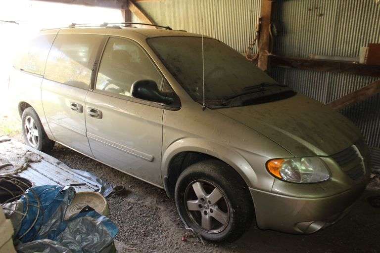 2005 Dodge SXT Grand Caravan Van image