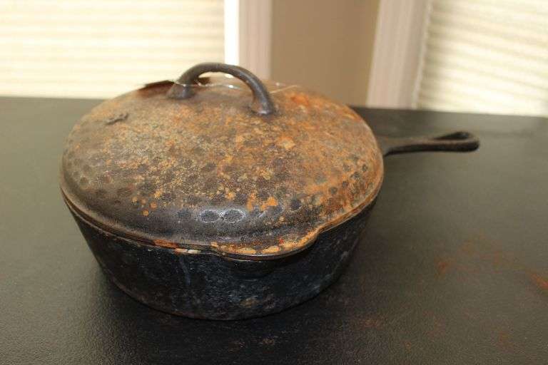 #8 Iron Dutch Oven image