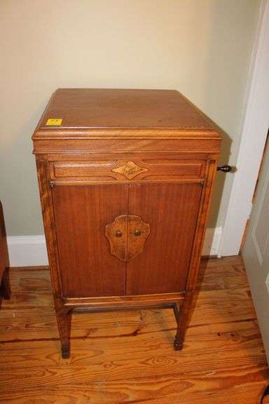 Victrola VV 4-3 Record Player image