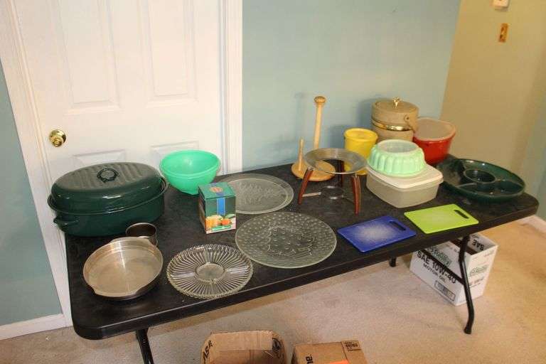 Glass Serving Trays, Paper Towel Holder, Cutting Boards, Electric Juicer, Vegetable Serving Tray, Strainer, Roaster Pan, and Ice Bucket image