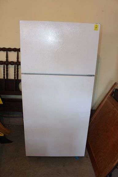 RCA Refrigerator with Top Freezer image