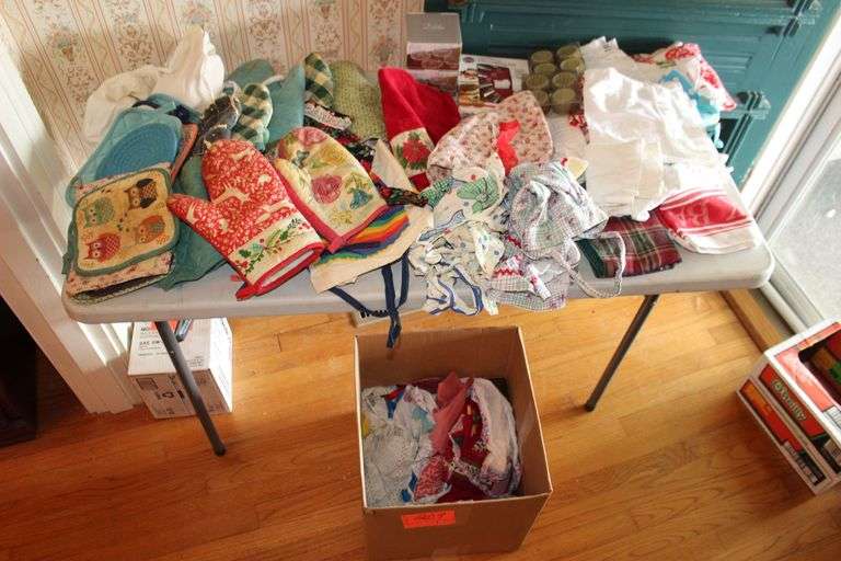 Apron, Oven Mitts, Towels, Coasters, and Pot Holders image