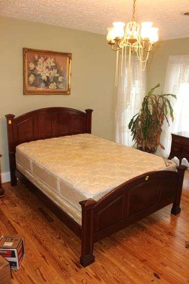 Queen Size Bed image
