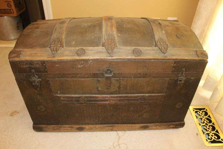 Camelback Trunk on Wheels image