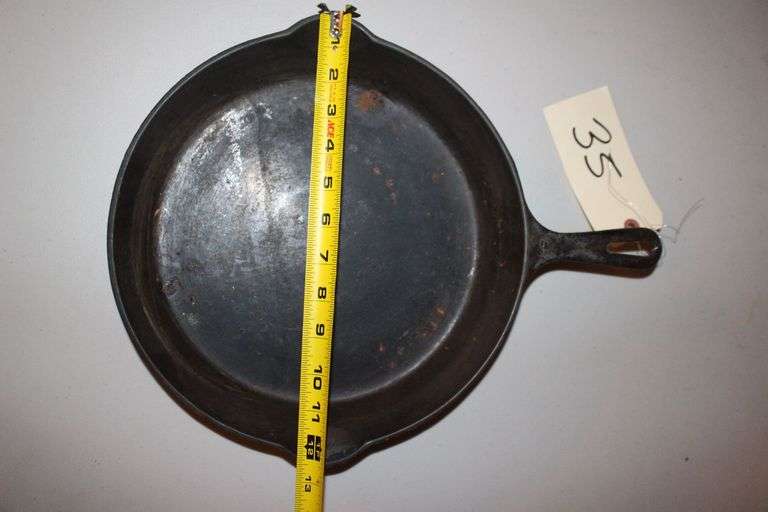 12 in Griswold 716 E Cast Iron Skillet