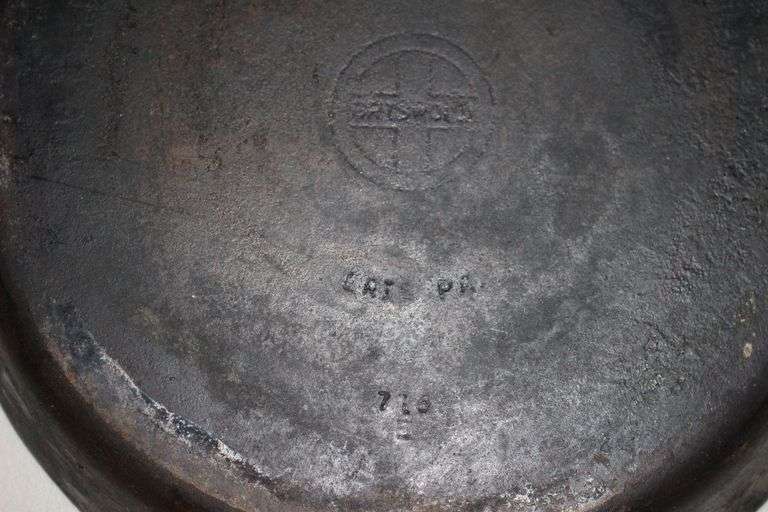 12 in Griswold 716 E Cast Iron Skillet