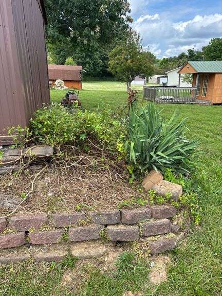 0.40 ACRE LOT - STORAGE BUILDING - OUTBUILDING