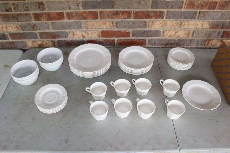 Harkerware Plates, Saucers, Cups, and Mainstays Bowls image