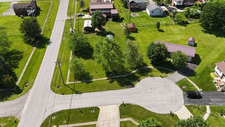 0.40 ACRE LOT - STORAGE BUILDING - OUTBUILDING