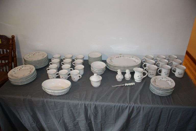 Pfaltzgraff Winterberry Dishes image