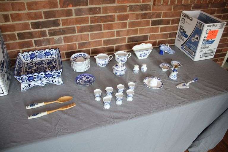 Triptis-Porzellan Dishes and Misc. Porcelain Pieces image