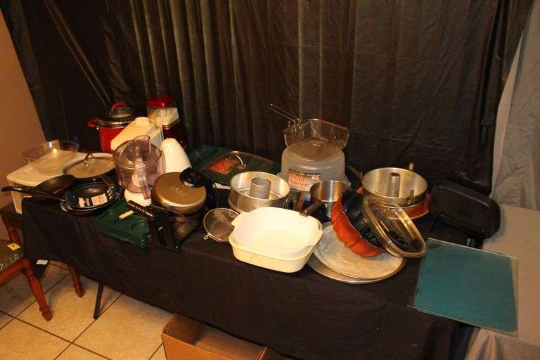 Cake Server, Bella Waffle Maker, Fry Basket, Frying Pans, Glass Cutting Boards, Fry Basket, Juicer, Popcorn Maker, Cake Mold, and Misc.