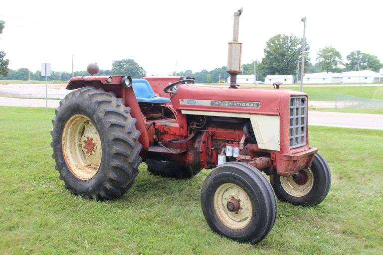 1973 International 574 Tractor image