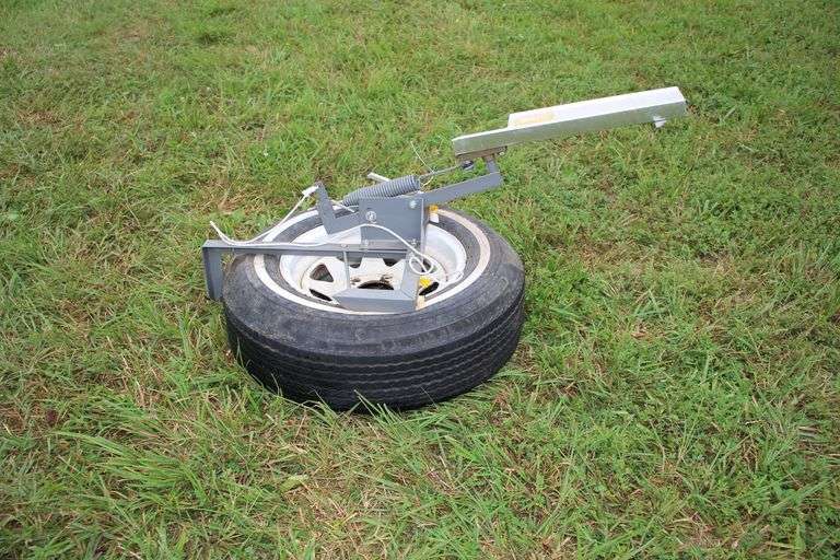 Champion High Fly Target Thrower Mounted on a CLM ST F78-14 Tire image
