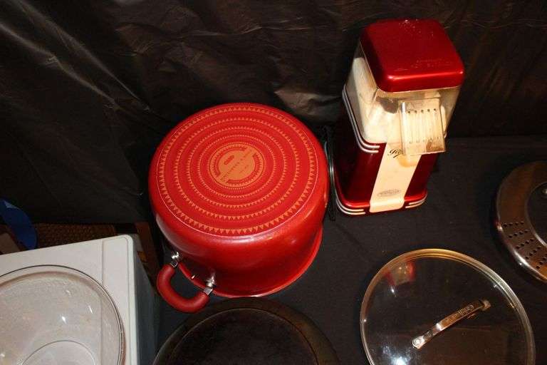 Cake Server, Bella Waffle Maker, Fry Basket, Frying Pans, Glass Cutting Boards, Fry Basket, Juicer, Popcorn Maker, Cake Mold, and Misc.