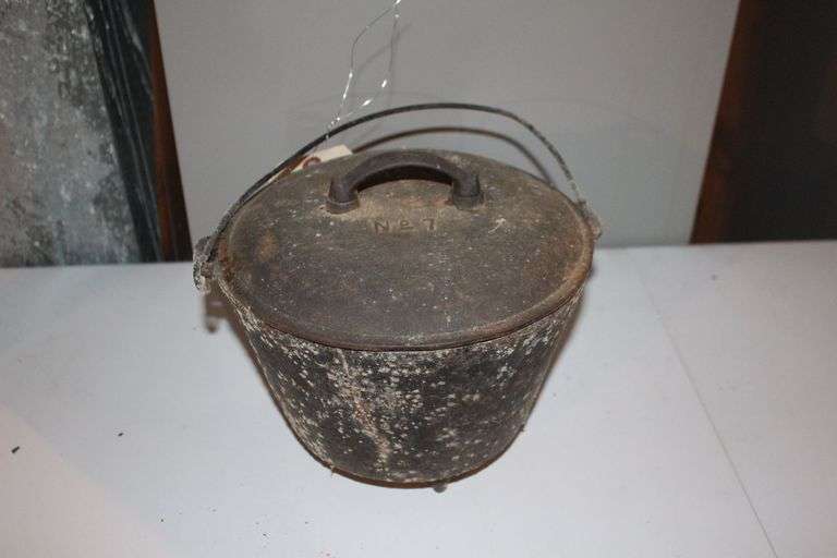#7 Cast Iron Pot on 3 Legs with Lid image
