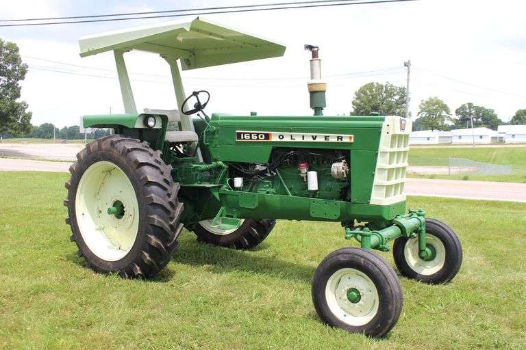 1965 Oliver 1650 Tractor image
