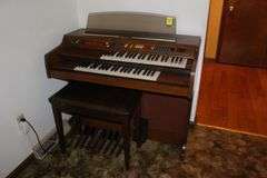 Thomas Playmate Sneaky Easy 2 Electric Organ with Bench