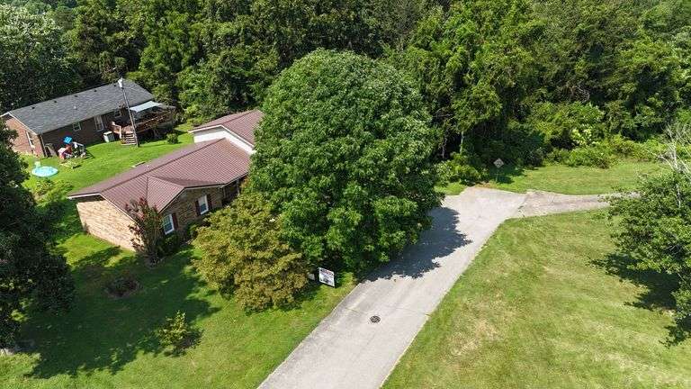 PARCEL 2: BRICK TRI-LEVEL HOME - 2 LOTS: 114 Thomason Ave, Leitchfield, KY 42754